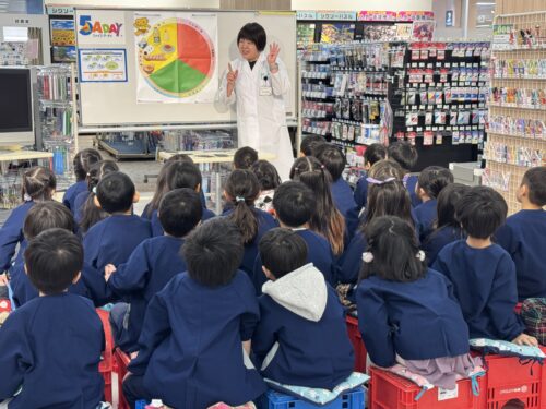 イオン余市店で食育体験学習「５ Ａ ＤＡＹ たべるのおはなし教室」を開催