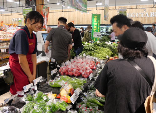 イオン東札幌店にて、八紘学園の生徒が育てた野菜や果物を販売しました