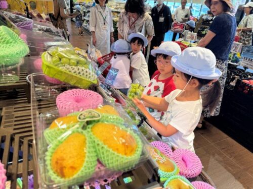 マックスバリュ北1条東店で食育体験学習「５ Ａ ＤＡＹ たべるのおはなし教室」を開催