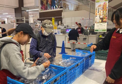 イオン東札幌店にて、八紘学園の生徒が育てた野菜や果物、乳製品などを販売しました