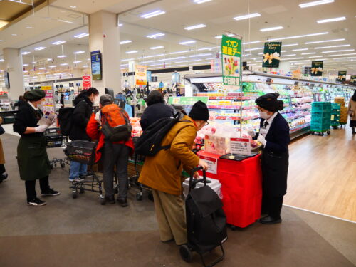 イオン札幌桑園店で、北海道大学北方生物圏フィールド科学センター 余市果樹園で収穫されたりんごを店頭販売