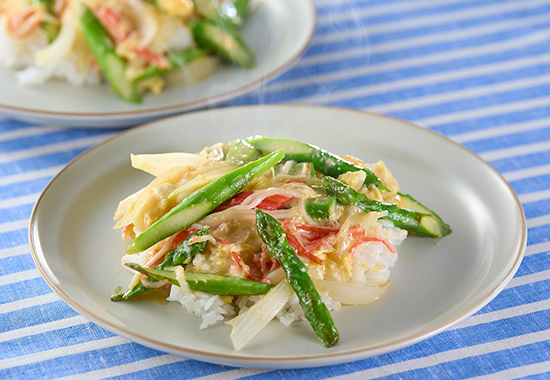 アスパラガスと新玉のかにかまあんかけご飯