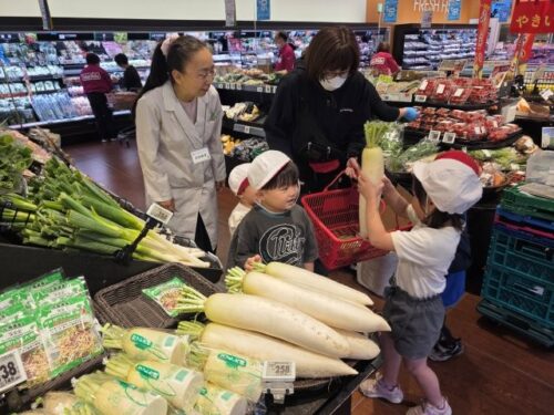 マックスバリュ日新店で食育体験学習「５ Ａ ＤＡＹ たべるのおはなし教室」を開催