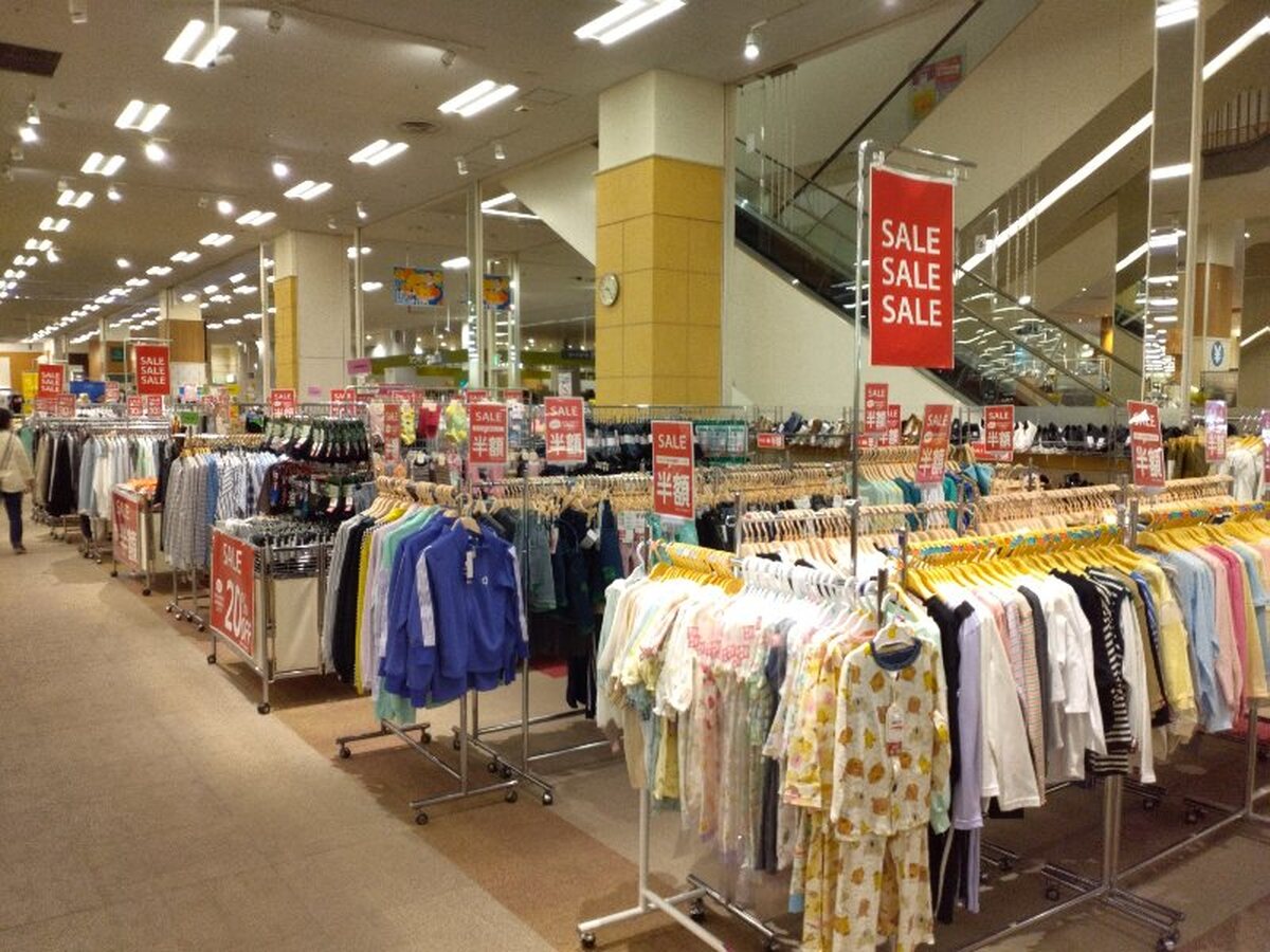 2階イオン直営　衣料品バーゲン開催中!!　6月3日18時まで!!