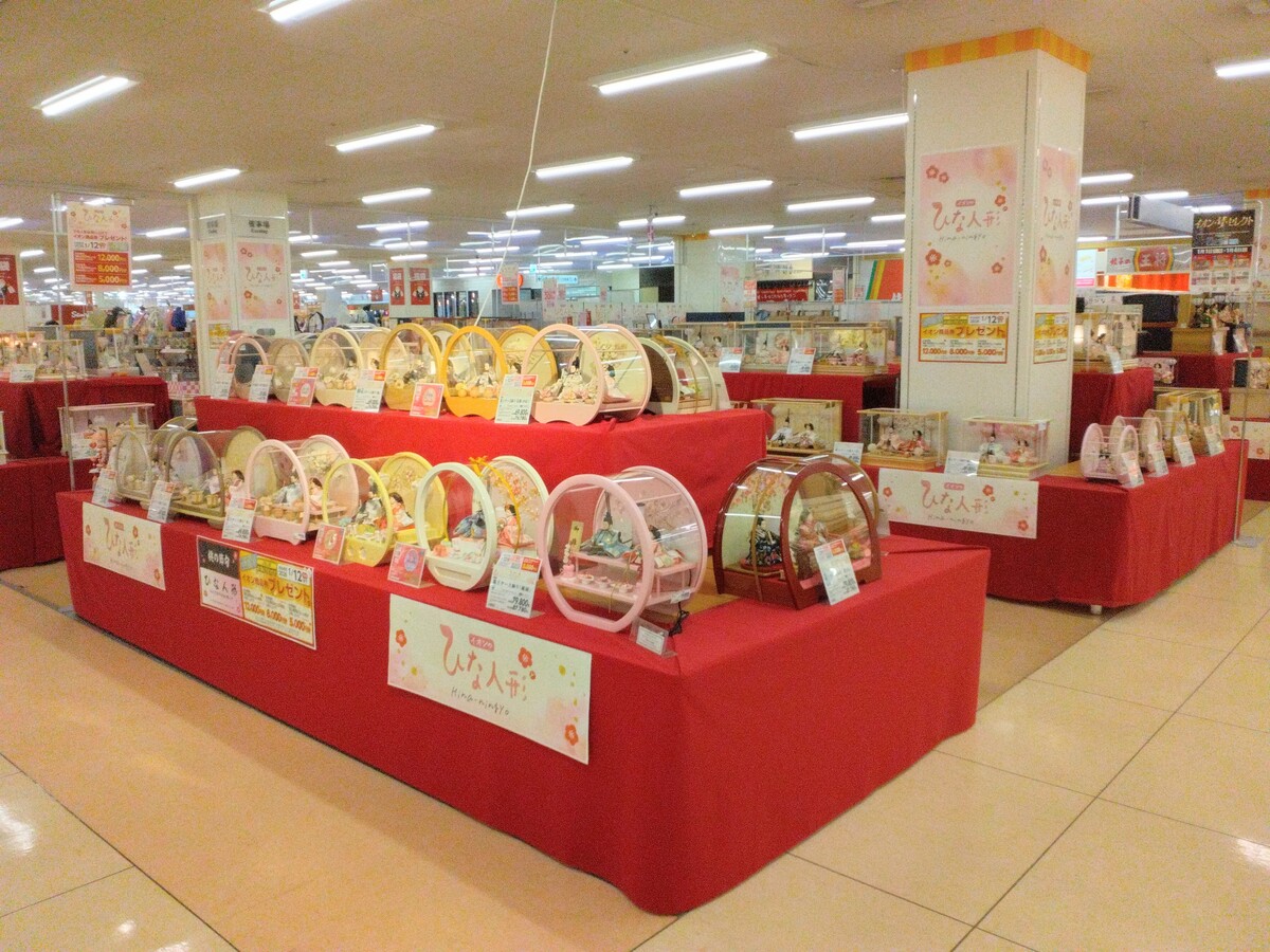 3階・特設催事場にて『ひな人形』販売中！！