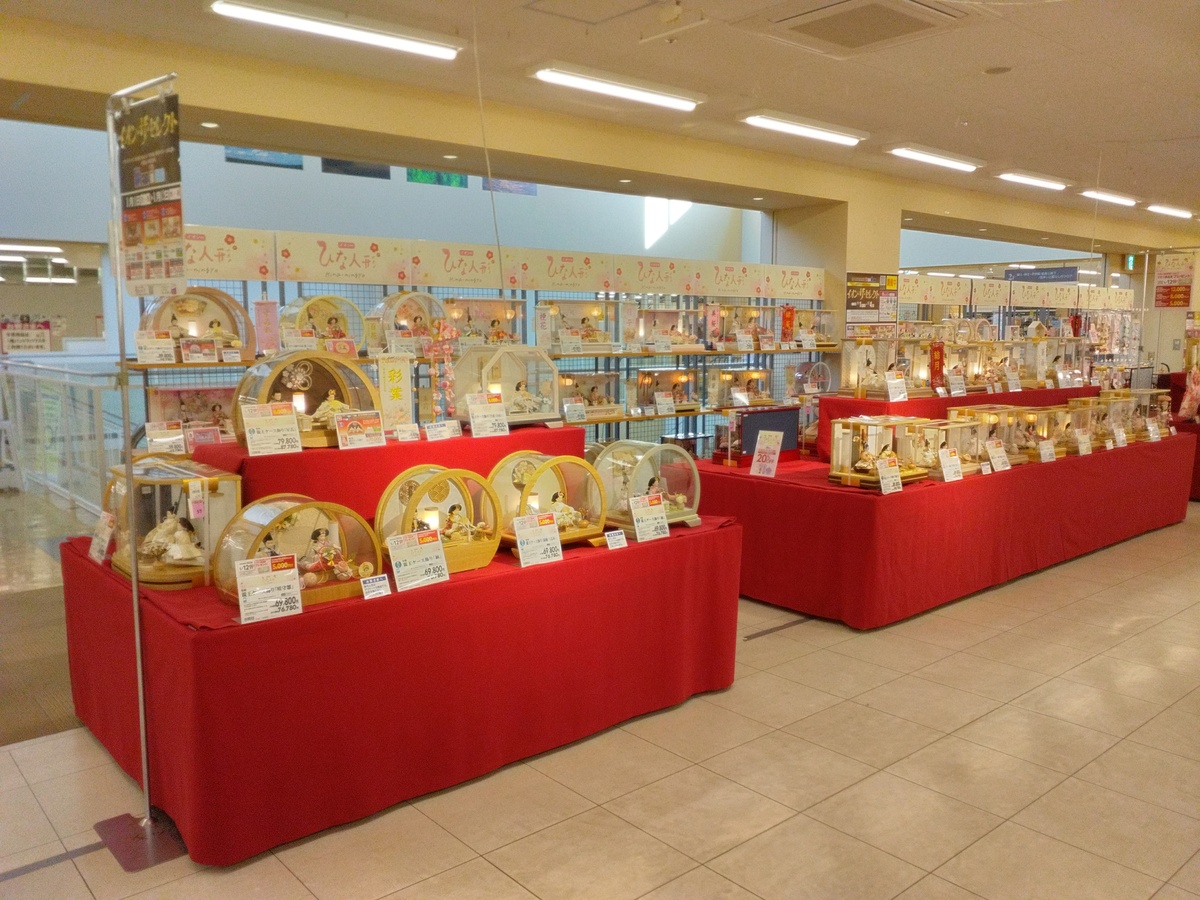 ひな人形の展示販売実施中