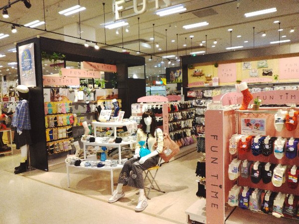 婦人 靴下売場移動しました！