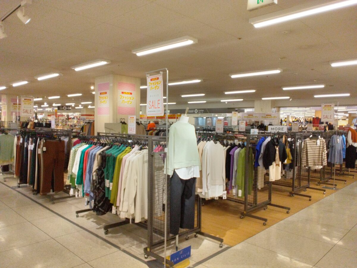 婦人ファッションフェア開催中